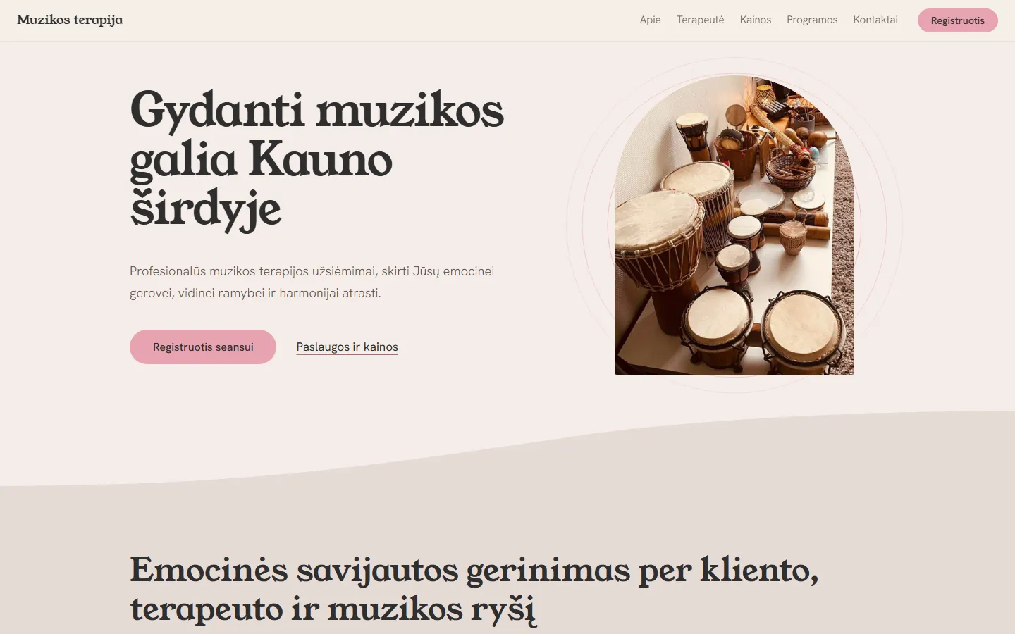 Muzikos terapijos svetainės pagrindinis puslapis su muzikos instrumentų nuotrauka